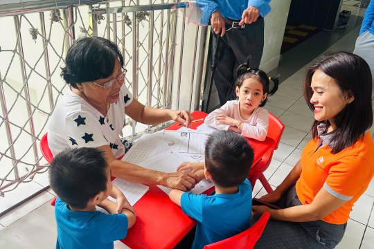 EZLand đến thăm và tặng quà các trẻ em mồ côi tại Phoenix Orphanage